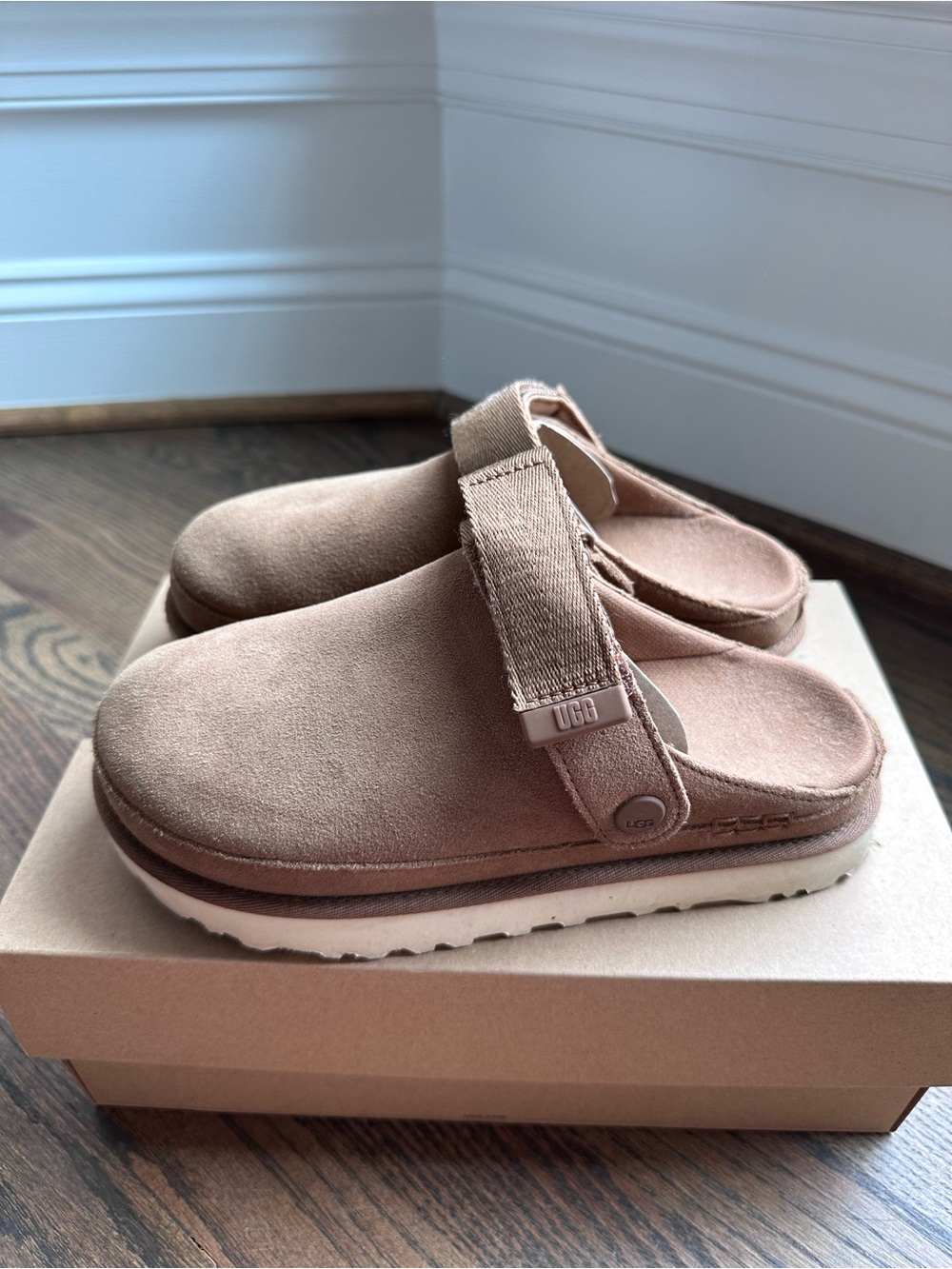 UGG Women's Goldenstar Chestnut Clogs with Strap - Picture 2 of 5